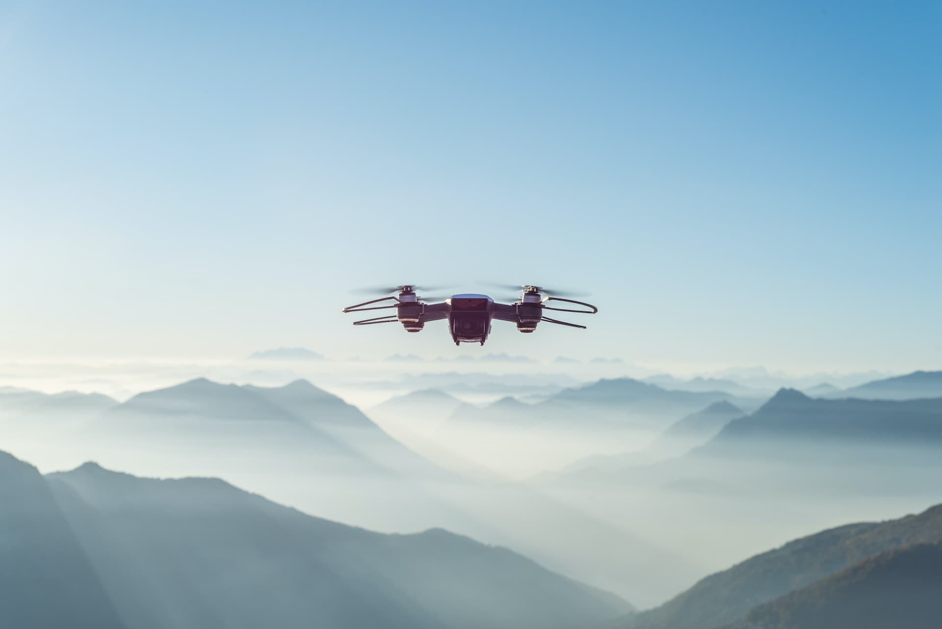 Drone aérien en mission au-dessus d’un relief montagneux