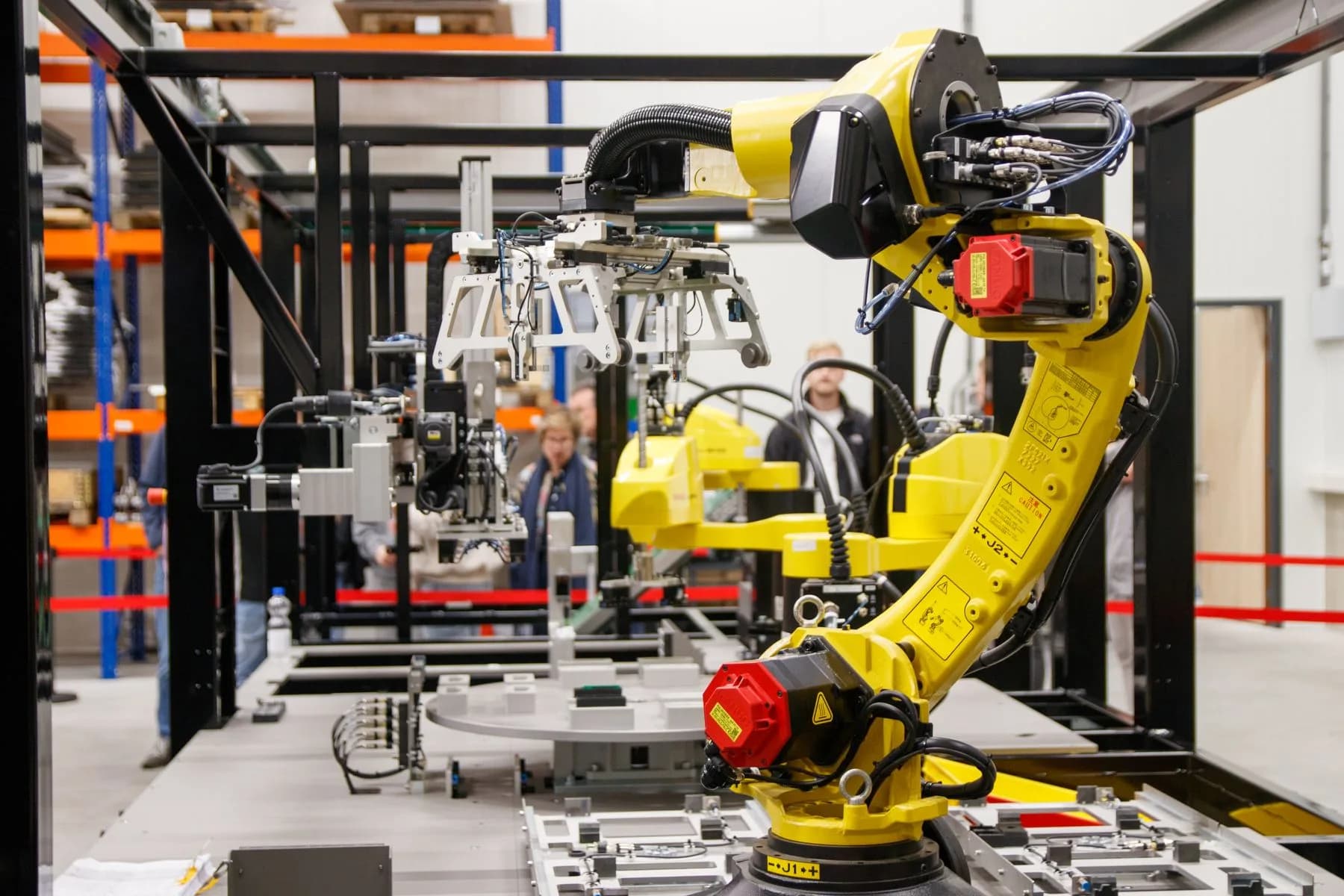 Bras robotisé dans une cellule de production industrielle automatisée