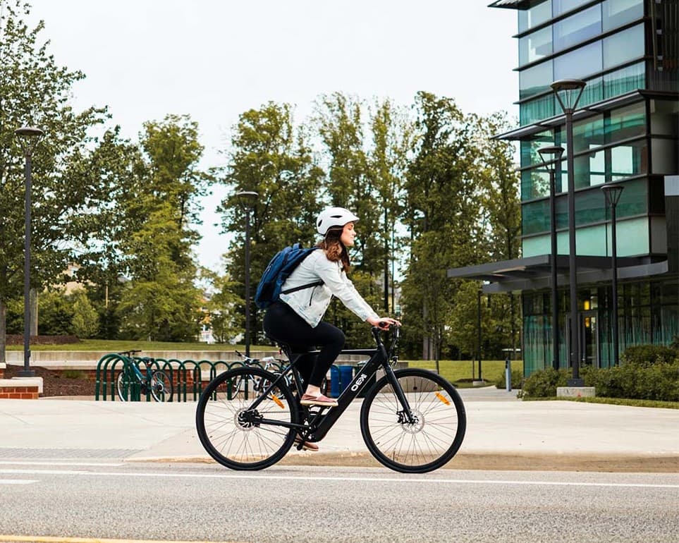 Cycliste utilisant un vélo électrique en environnement urbain
