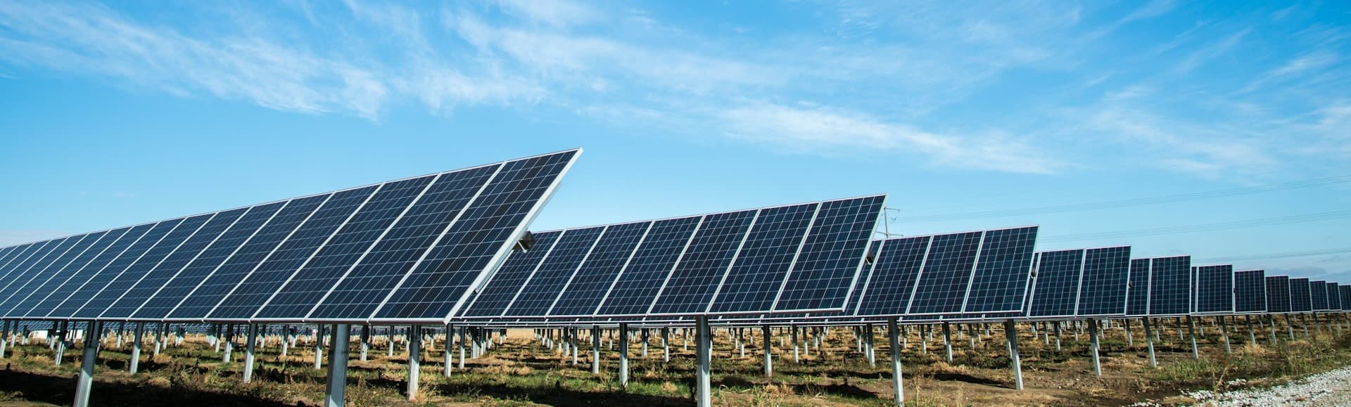 Panneaux photovoltaïques illustrant une source d’énergie possible pour un projet de stockage stationnaire