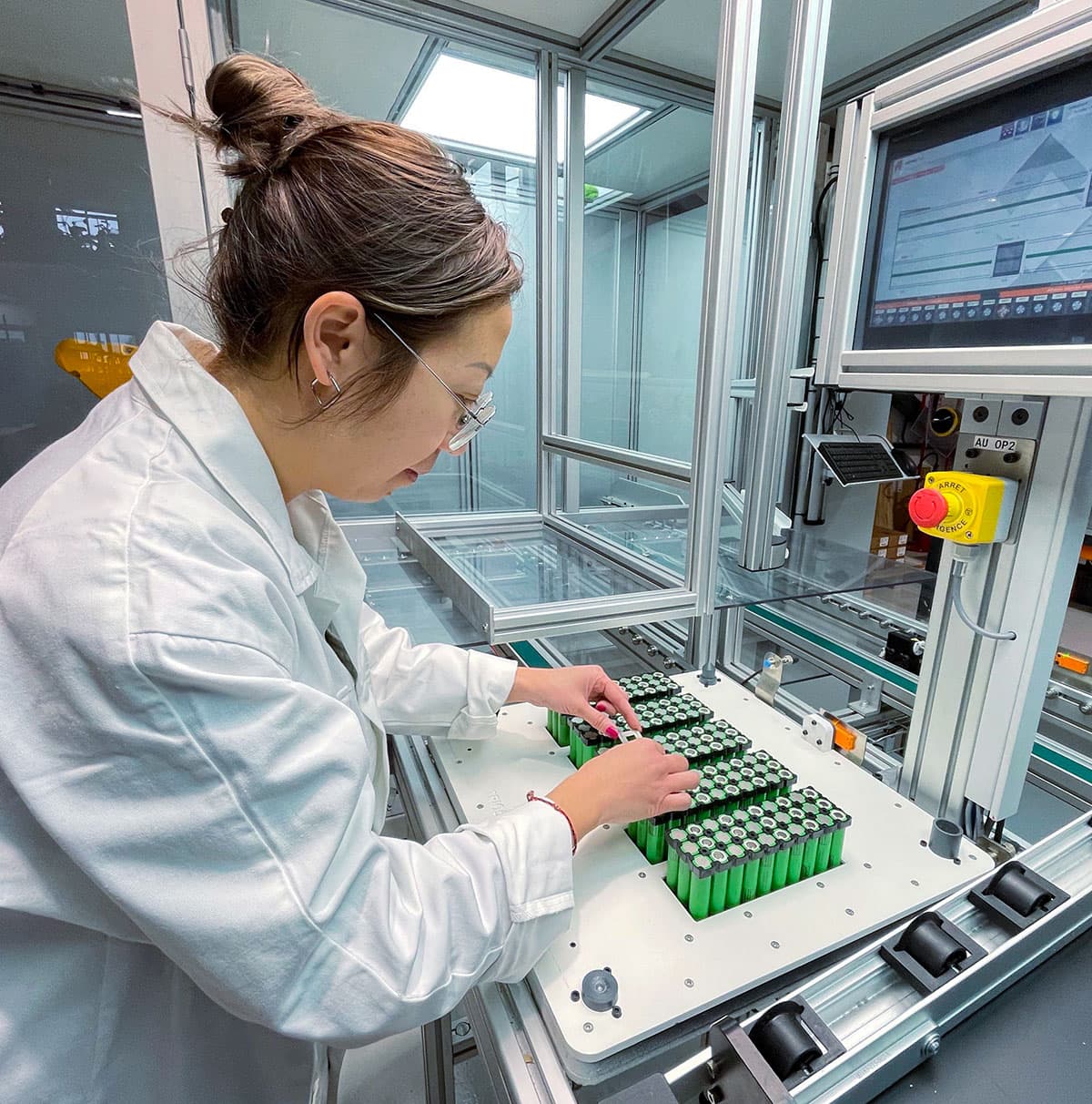 Opératrice sur la ligne de production automatisée de Batteries Prod à Monteux